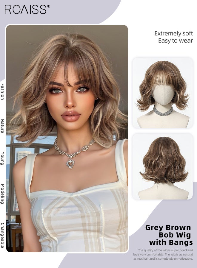 رويس شعر مستعار قصير بني رمادي مع غرة، شعر مستعار نسائي مجعد قصير، شعر مستعار من ألياف صناعية طبيعية مقاومة للحرارة، مناسب للاستخدام اليومي والحفلات والأزياء التنكرية، 25 سم (10 بوصة) - Image 1