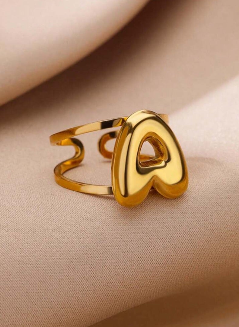 إيكوال خاتم نسائي من الاستانلس ستيل مطلي باللون الذهبي بمقاس موحد بتصميم حرف - Image 1