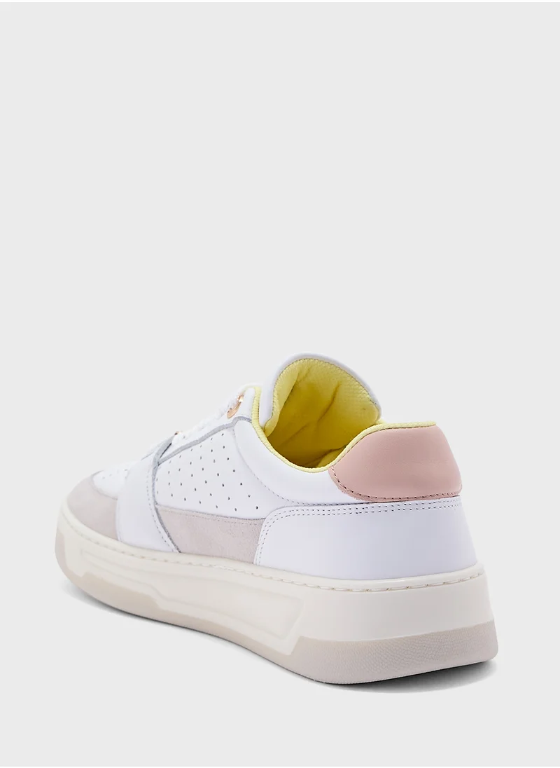 بوس Lace Up Low Top Sneakers