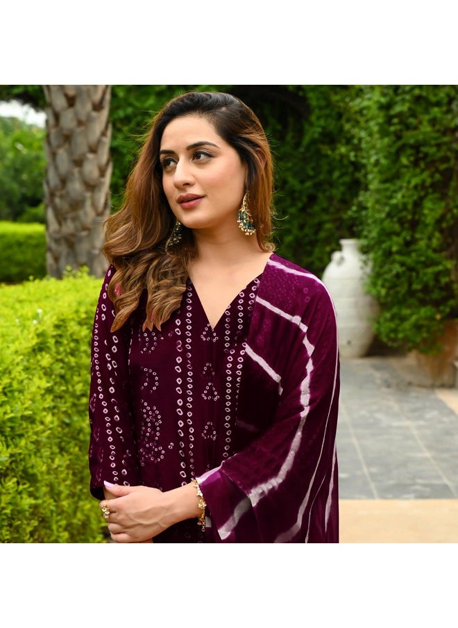 آني ديزاينر - قميص نسائي من ANNI DESIGNER مطبوع عليه Bandhej من مزيج الرايون مع بنطلون ووشاح (Baghira Wine_M_Wine_Medium) - Image 1