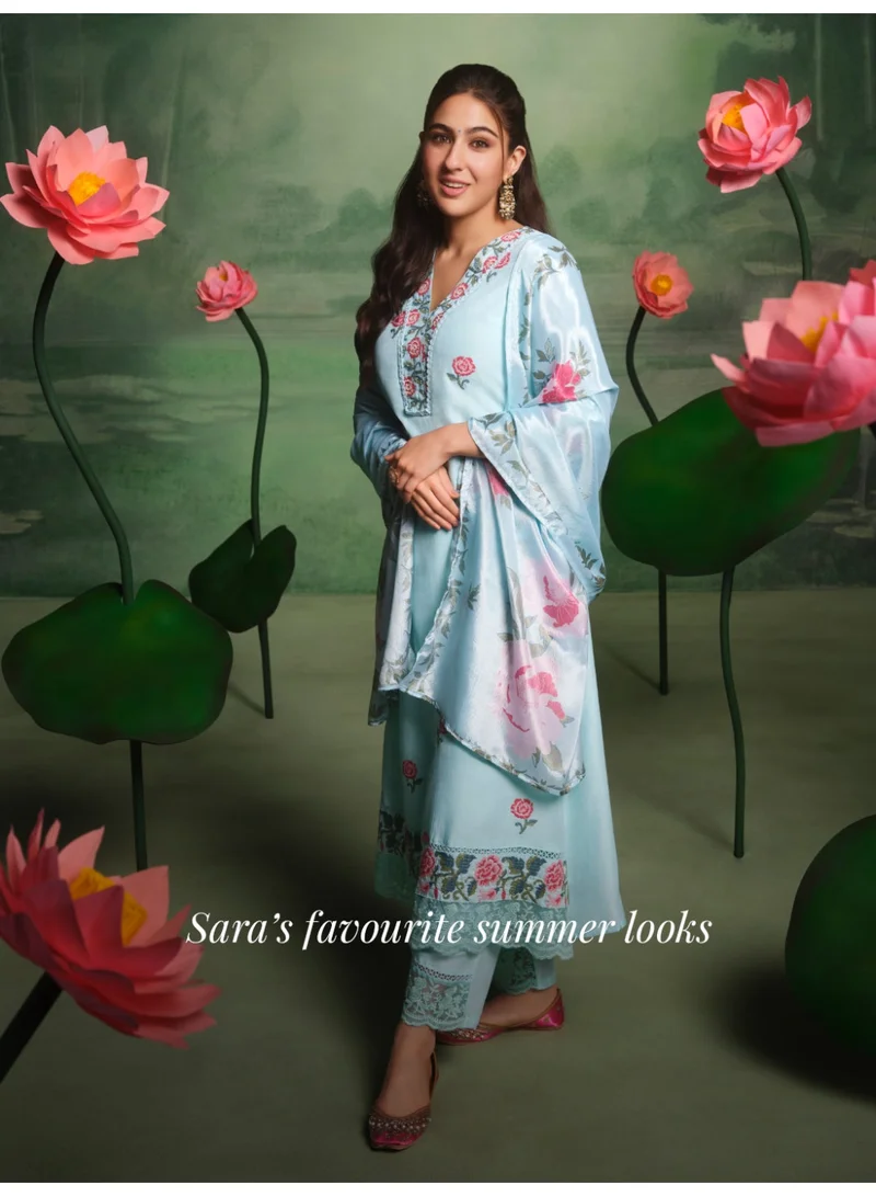 باناش برييا طقم كورتا نسائي أزرق فاتح مطبوع بالزهور بتصميم - مع بنطال ودوباتا | كورتا حرير فني للنساء