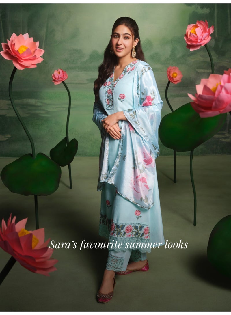 باناش برييا الكورتا الأزرق الفاتح المطبوع بالزهور بتصميم A-Line واسع مع بنطال وشال | كورتا من حرير صناعي للنساء - Image 1