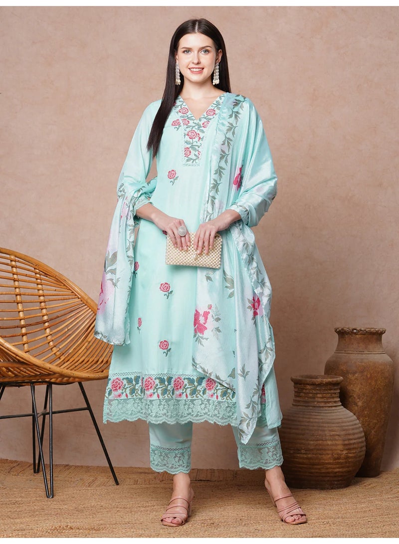 باناش برييا الكورتا الأزرق الفاتح المطبوع بالزهور بتصميم A-Line واسع مع بنطال وشال | كورتا من حرير صناعي للنساء - Image 4