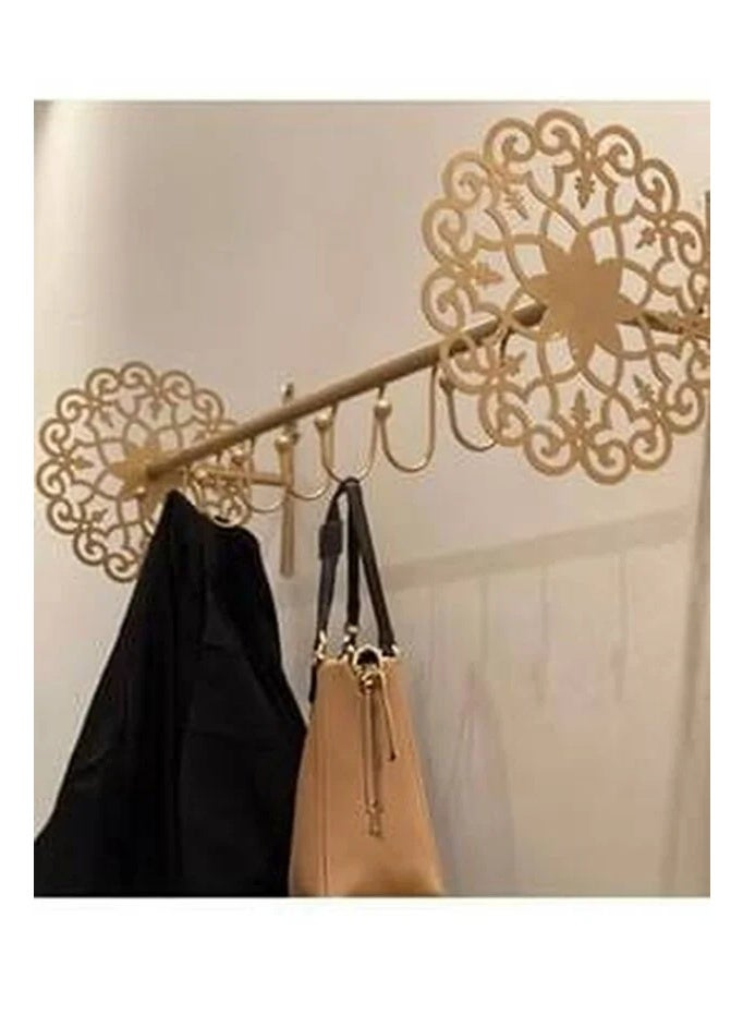علاق ملابس ذهبي
