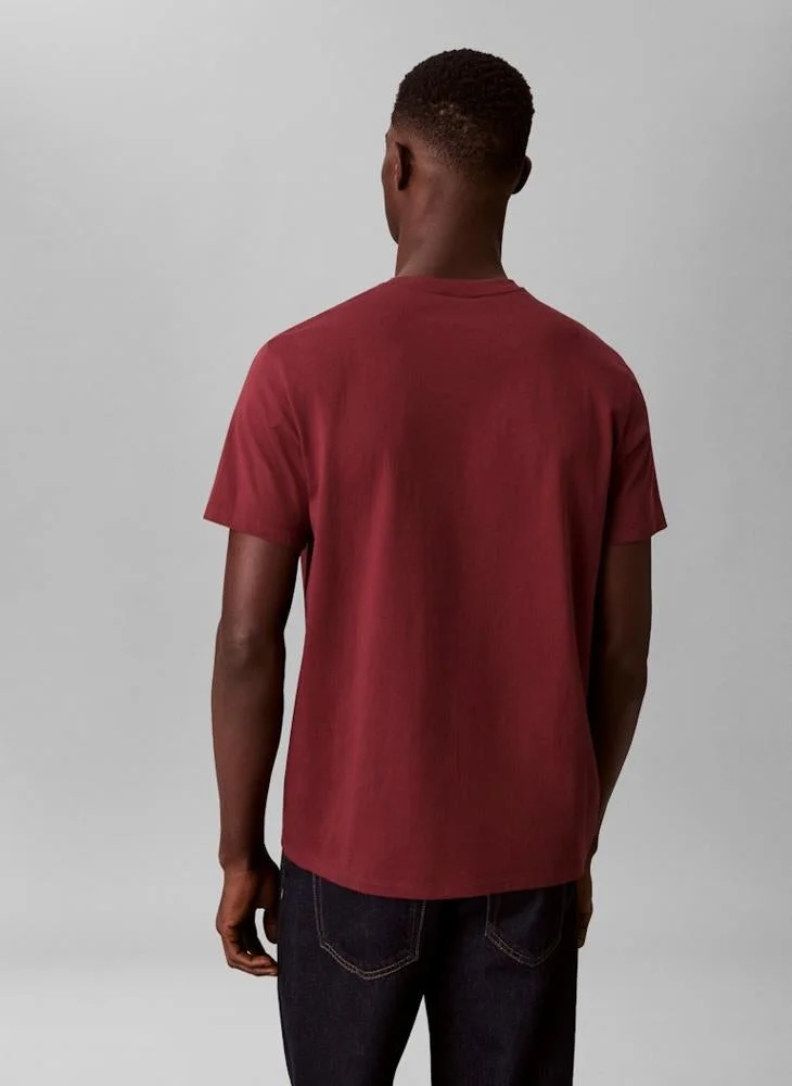 كالفن كلاين جينز تيشيرت كلاسيكي بأكمام قصيرة وشعار أحادي