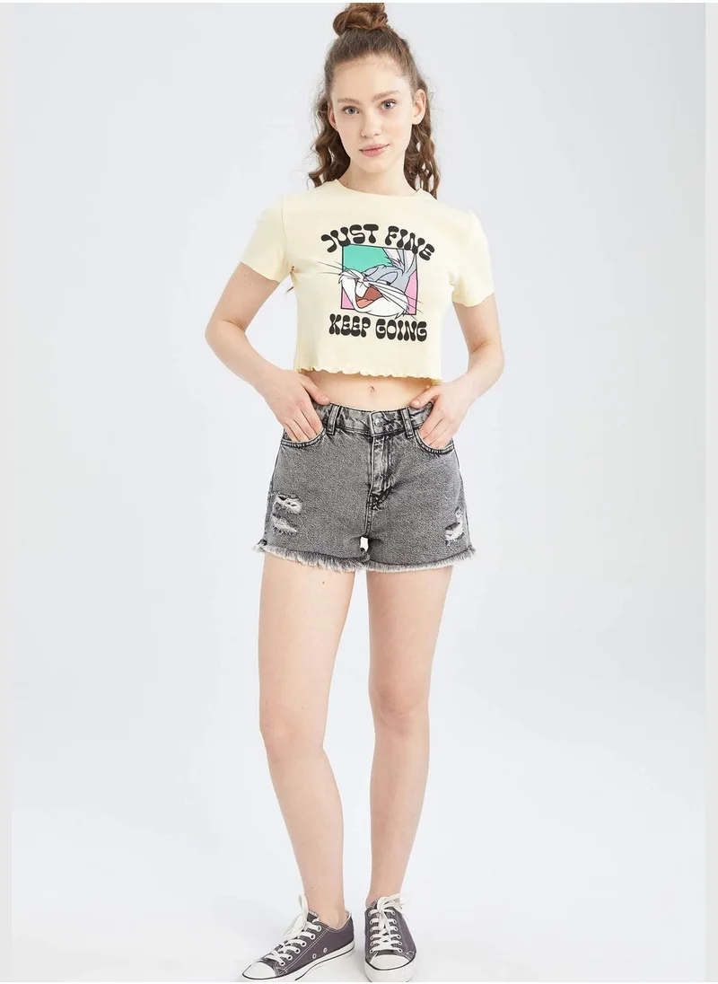 ديفاكتو Fitted Short Sleeve Looney Tunes Print Crop T-Shirt