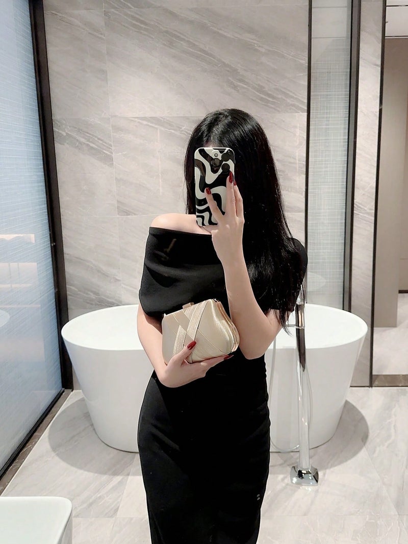 Elegant Women’s Gold Satin Evening Clutch – Luxurious Design for Special Occasions - Image 2