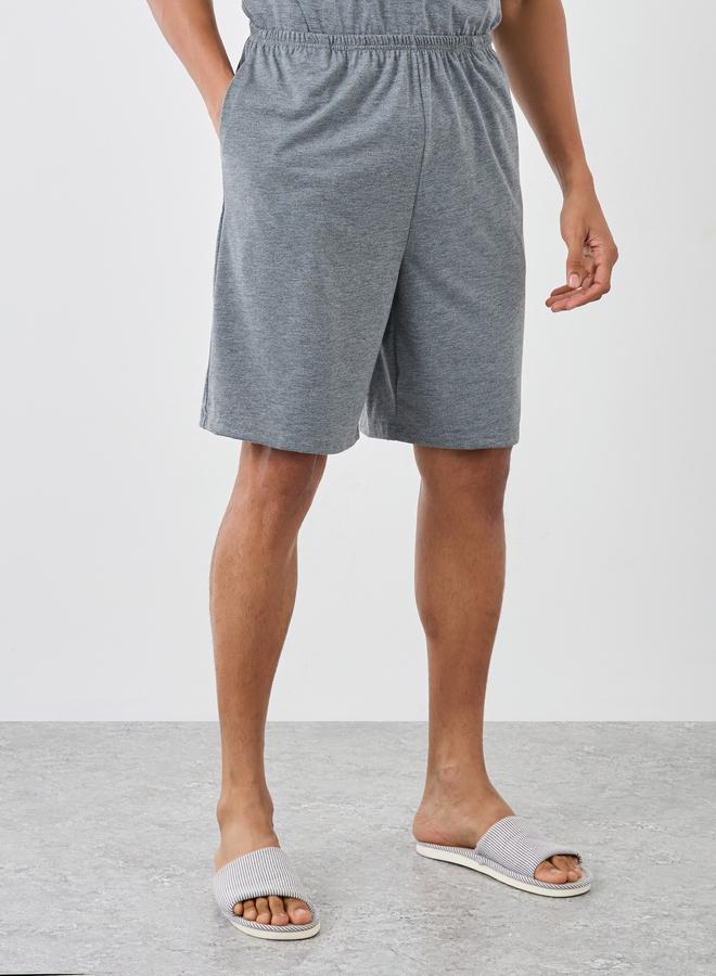 ستايلي طقم تي شيرت بياقة متباينة وطبعات شعار وجيب مع شورت - Image 4