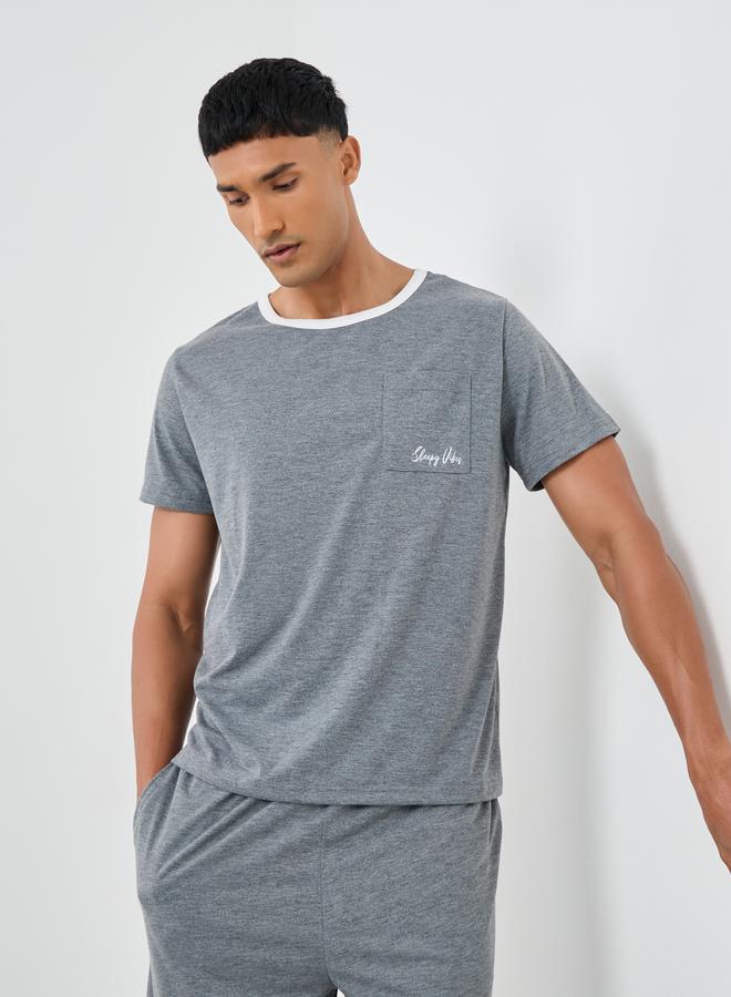 ستايلي طقم تي شيرت بياقة متباينة وطبعات شعار وجيب مع شورت - Image 2