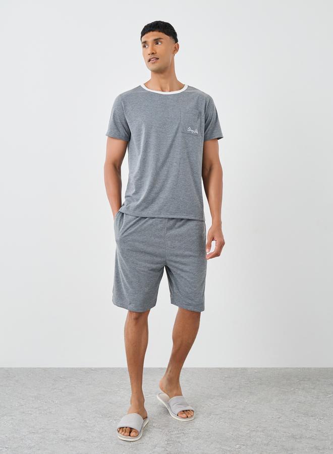 ستايلي طقم تي شيرت بياقة متباينة وطبعات شعار وجيب مع شورت - Image 1