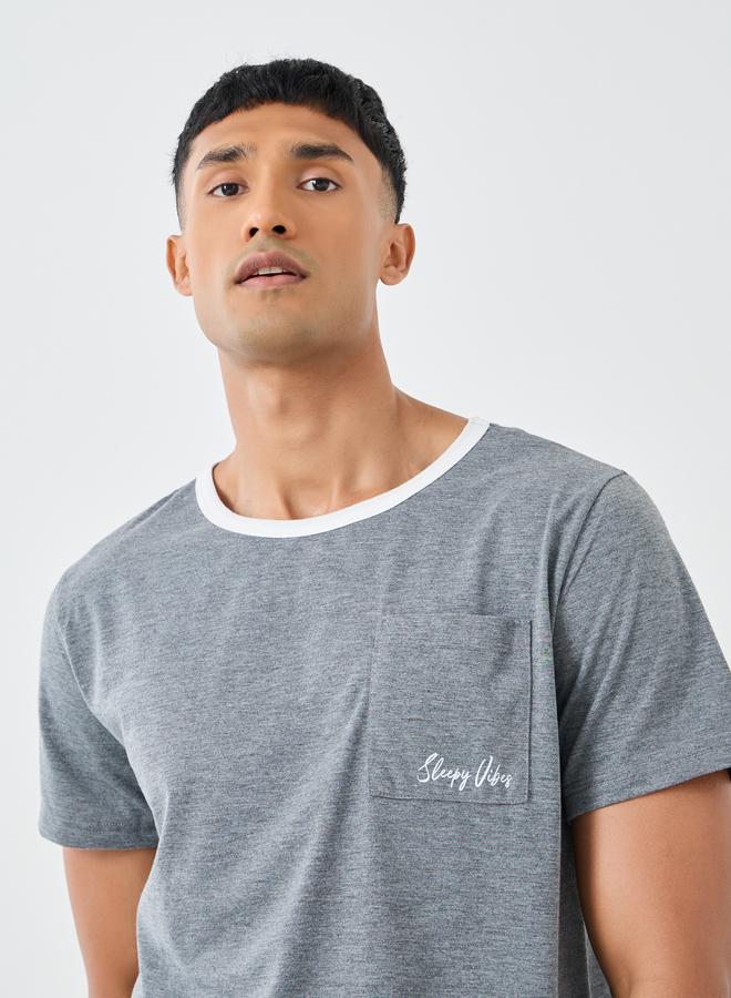 ستايلي طقم تي شيرت بياقة متباينة وطبعات شعار وجيب مع شورت - Image 3