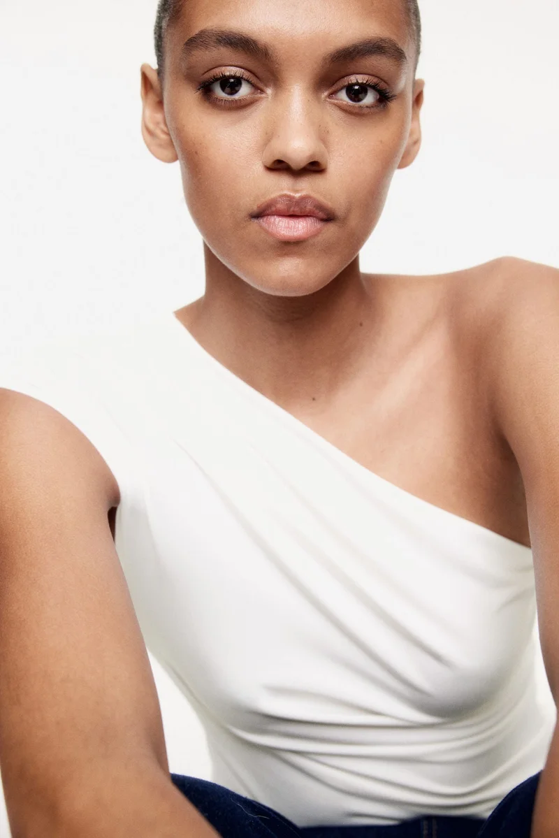 اتش اند ام بلوزة بكتف واحد