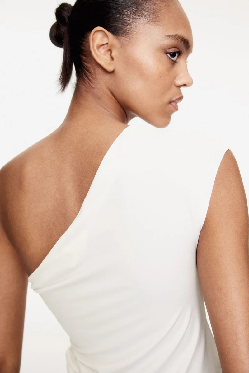 اتش اند ام بلوزة بكتف واحد