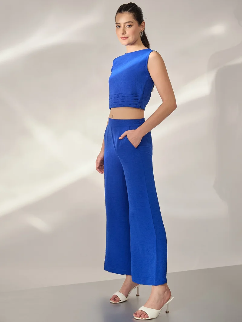 بانيت طقم متناسق (Co-ord Set) بلوزة قصيرة (Crop Top) زرقاء مع بنطلون