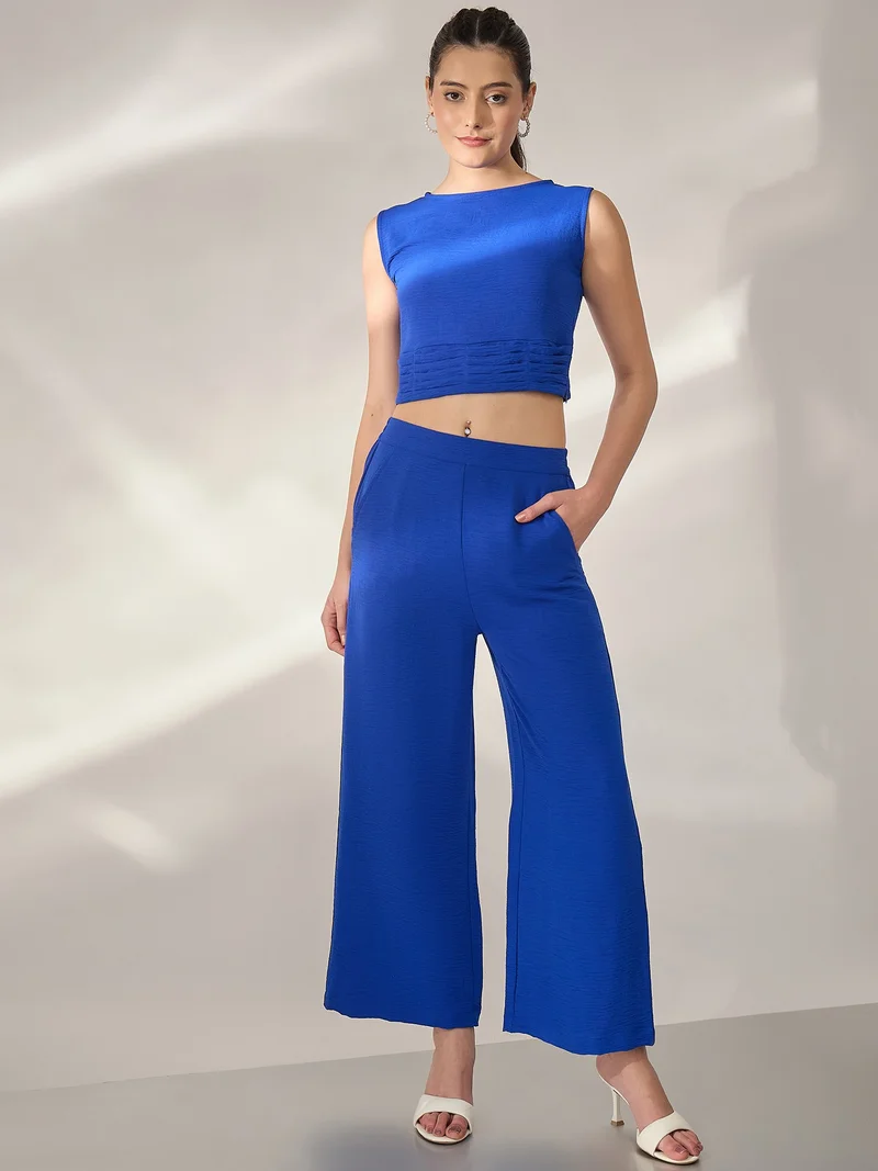 بانيت طقم متناسق (Co-ord Set) بلوزة قصيرة (Crop Top) زرقاء مع بنطلون