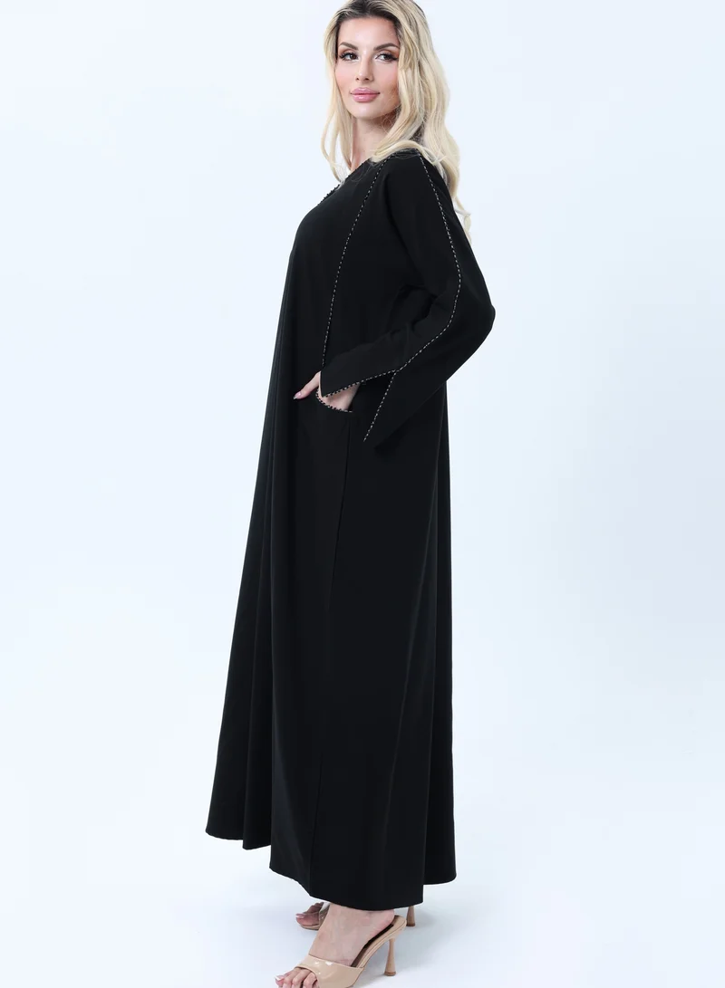 أم سكوير فاشن عباءة قماش الفوا أسود مزينة بالدانتيل وتفاصيل فضية وجيوب