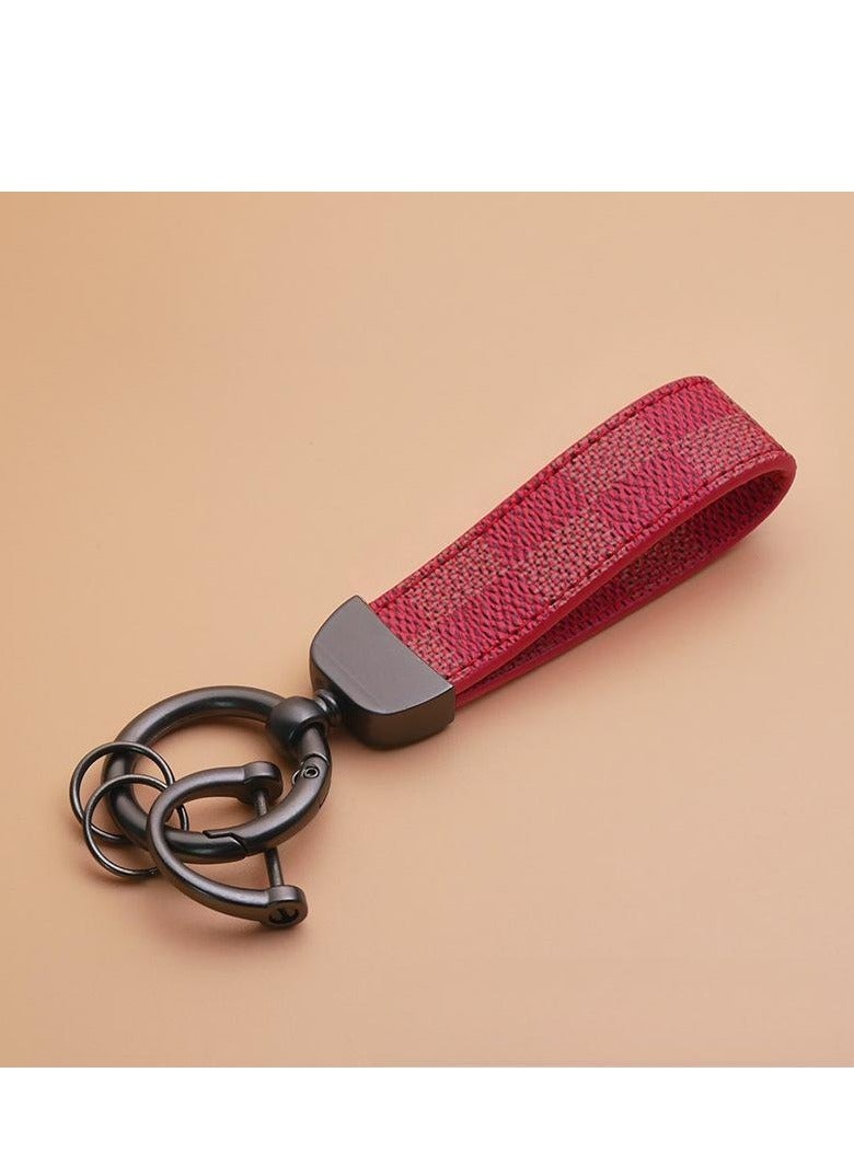 سلسلة مفاتيح سيارة من جلد البولي يوريثان الأحمر المنقوش - حلقة دوارة 360 درجة من سبائك الزنك، حامل مفاتيح بحزام معصم عالمي للسيارة/المنزل/الحقيبة، سلسلة مفاتيح مع مفك براغي - نمط مربعات أنيق** - Image 1