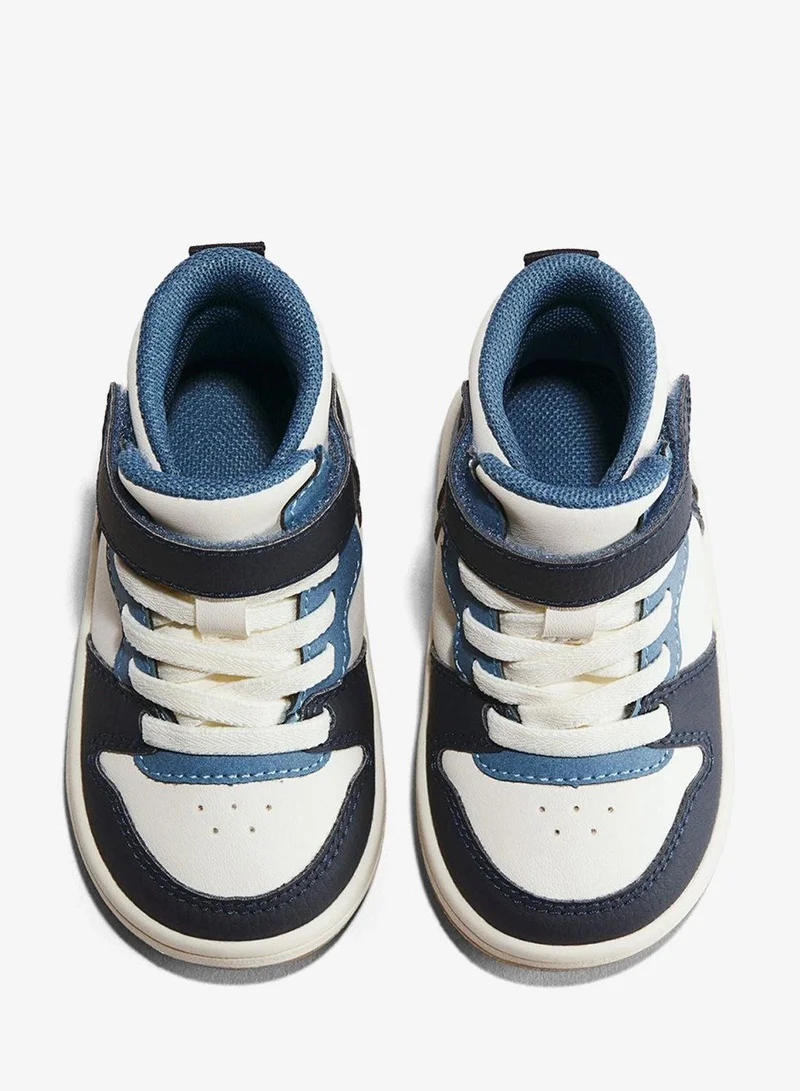 اتش اند ام حذاء رياضي عالي بنمط ألوان متباينة