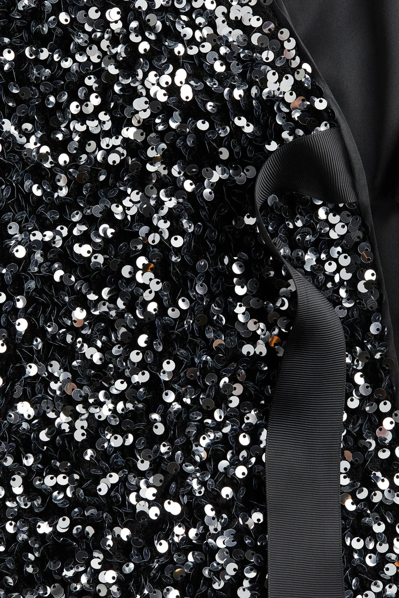 اتش اند ام بلوزة مزينة بالترتر