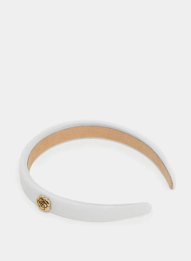 ستايلي ربطة رأس سوداء بتفصيلة زهور