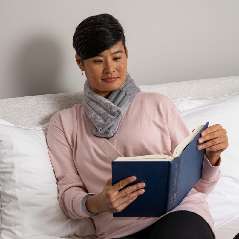 Asutra لفافة عنق ASUTRA المثقلة، رمادي فخم - وسادة تسخين قابلة للاستخدام بدون يدين للعنق والكتفين، كمادات ساخنة وباردة، علاج باللافندر - Image 3