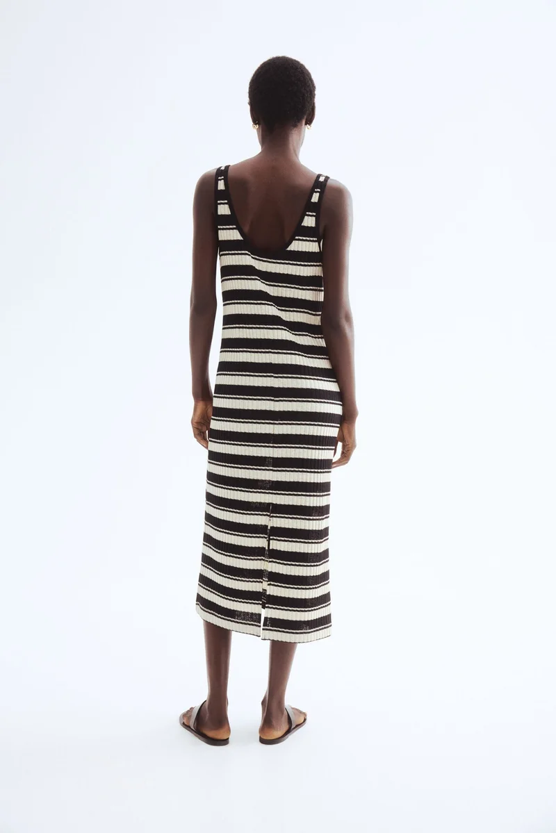 اتش اند ام فستان محبوك من نسيج مرن