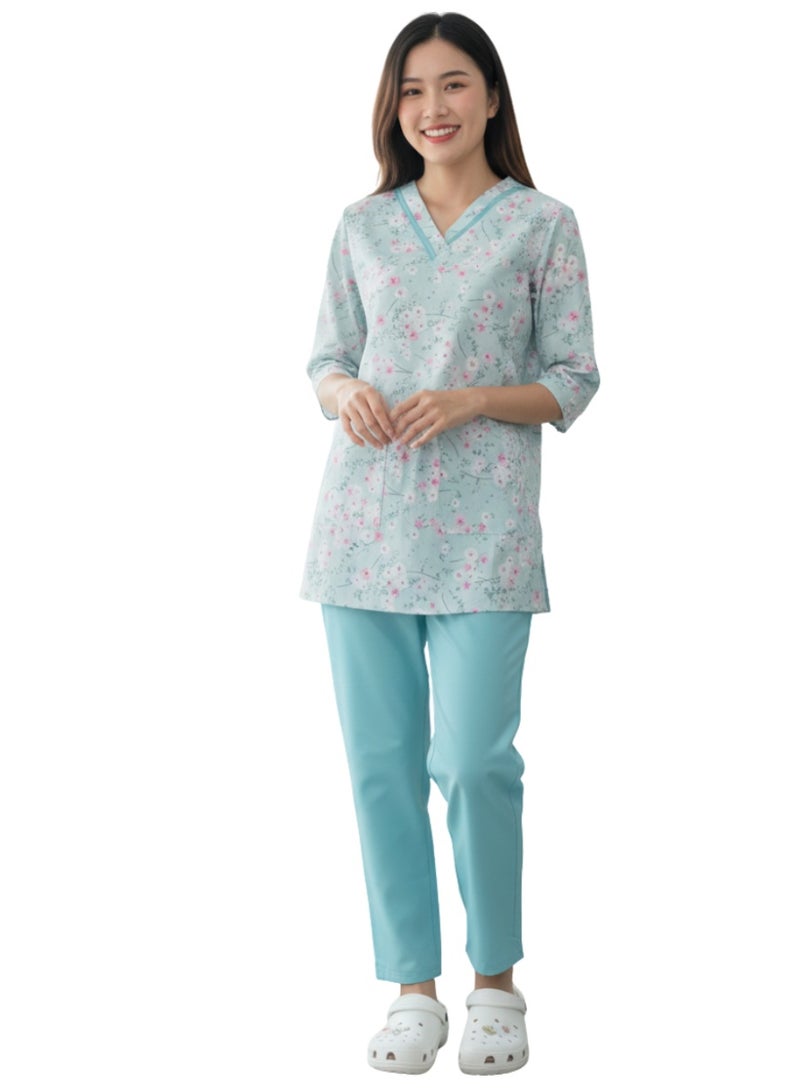 زي/مربية/جليسة أطفال، تختلف من بلوز وبنطال بنقشة زهور، بياقة على شكل حرف V وأكمام ثلاثة أرباع، من القطن.