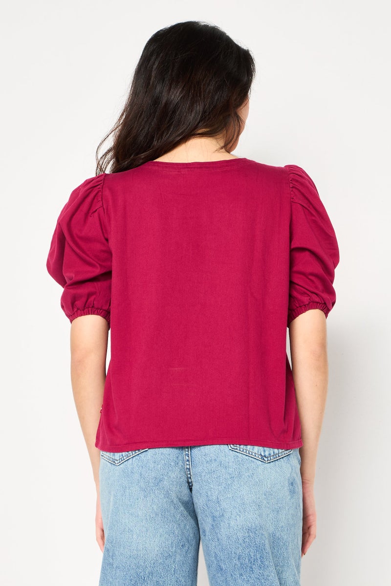 Levi's بلوزة نسائية بياقة دائرية وأكمام قصيرة، مارون - Image 3