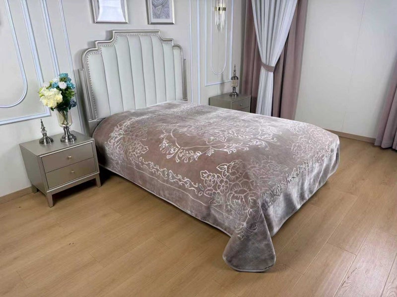بطانية نفرين فاخرة بوزن 6 كيلو – مقاس كبير 240×220 سم لدفء مضاعف وأناقة لا تُقاوم - Image 1