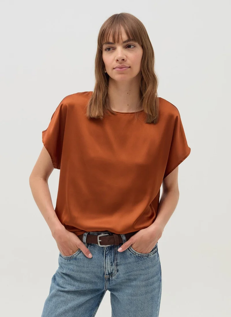 او في اس بلوزة ساتان بأكمام كيمونو