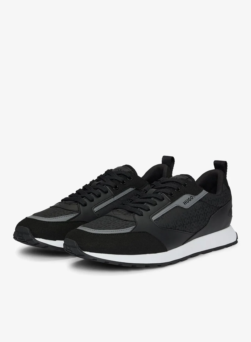 هوجو مدربات برباط من مواد مختلطة مع جزء علوي بشعار المونوغرام