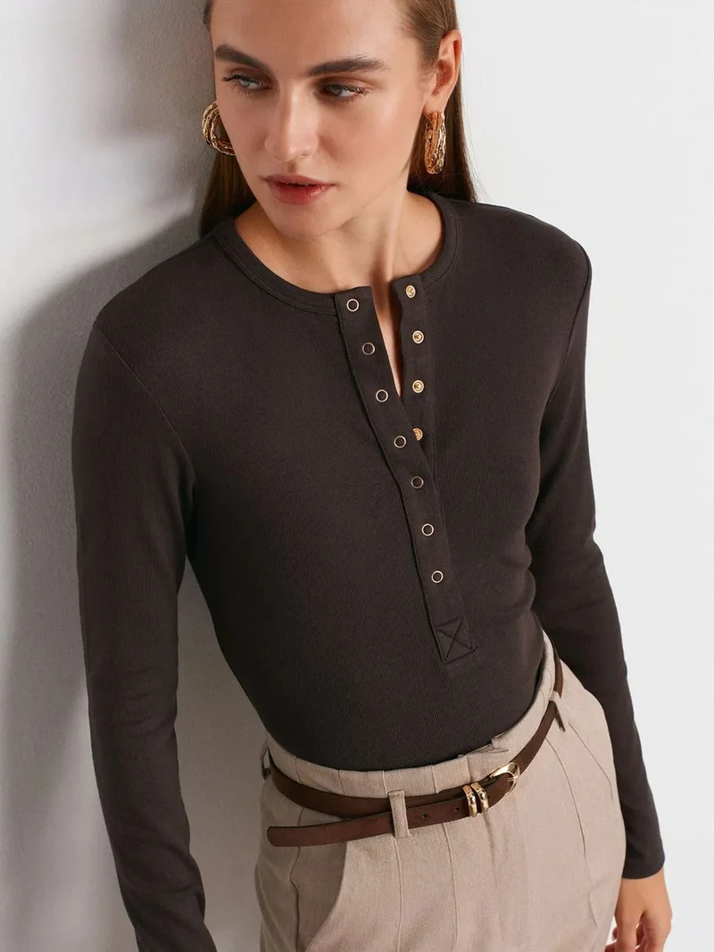 ديلفين DILVIN Ribbed Crew Neck Button Blouse