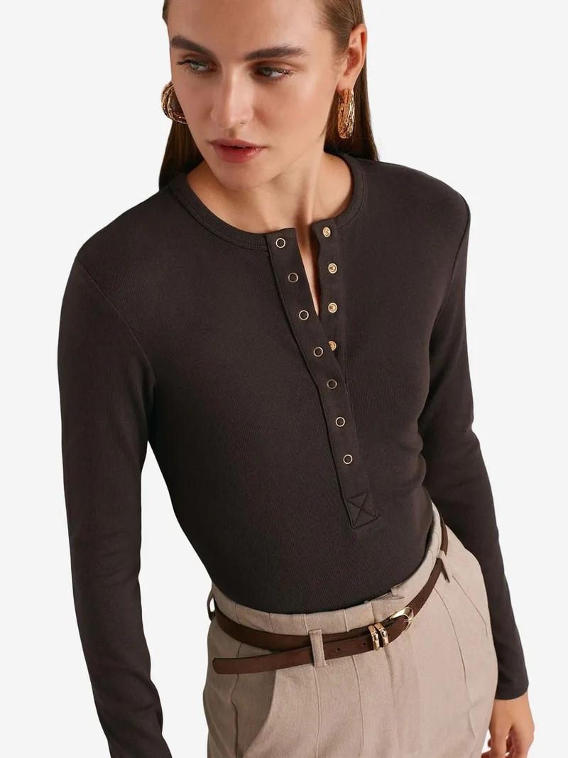 ديلفين DILVIN Ribbed Crew Neck Button Blouse