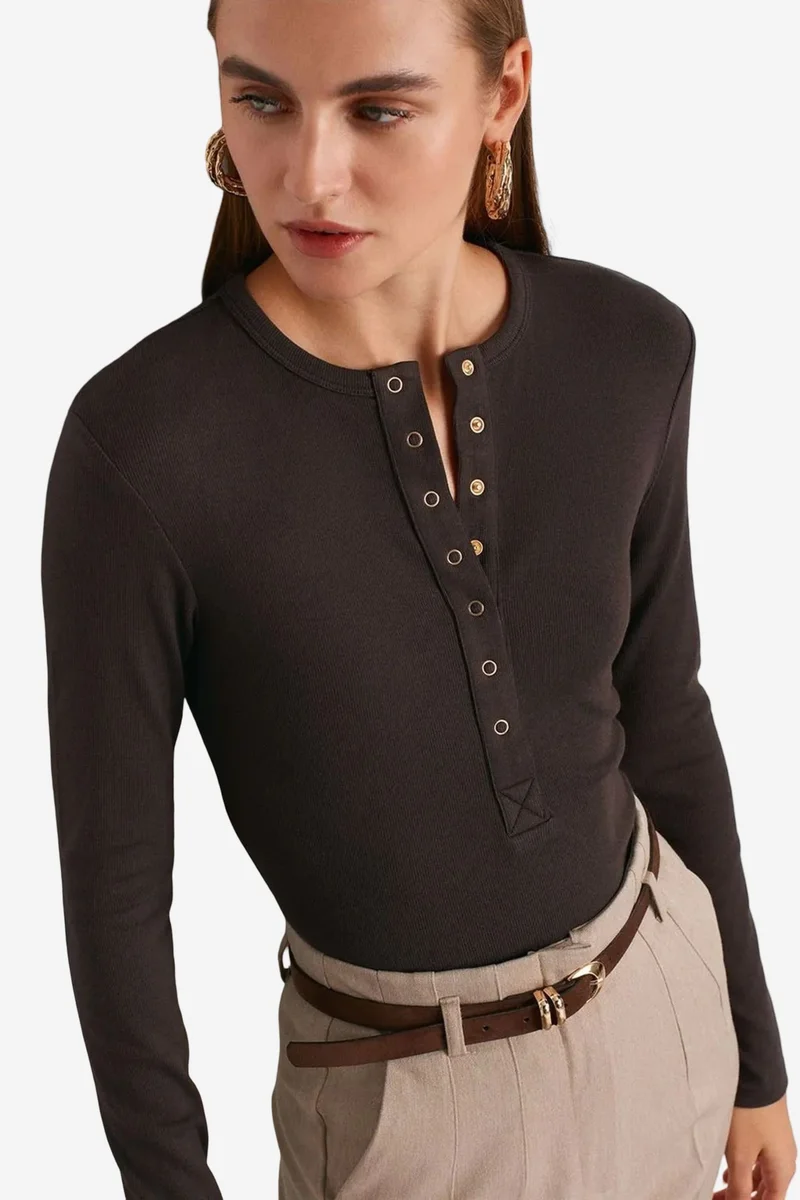 DILVIN Ribbed Crew Neck Button Blouse