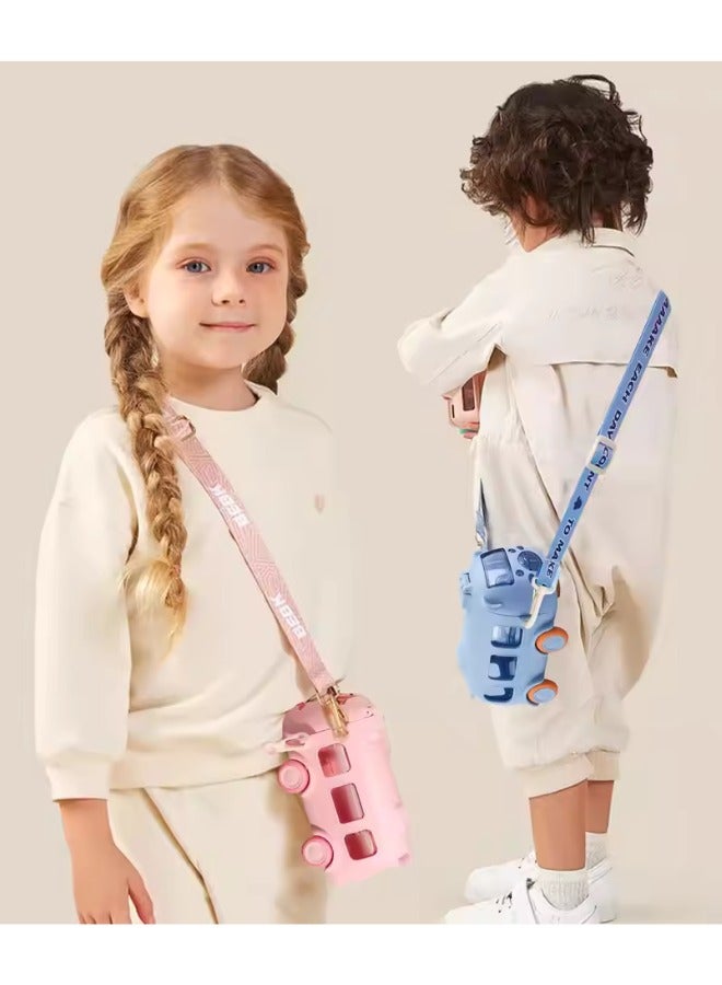 تويسو زجاجة مياه للأطفال بتصميم حافلة من Twisoo مع شفاطة وملصقات، زجاجة شرب بلاستيكية محمولة للفتيات والمدرسة والتخييم، مع حزام كتف (وردي) - Image 5