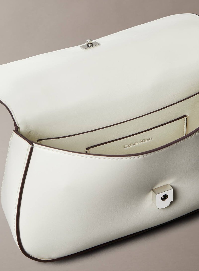 كالفن كلاين حقيبة توت بشعار معدني - Image 3