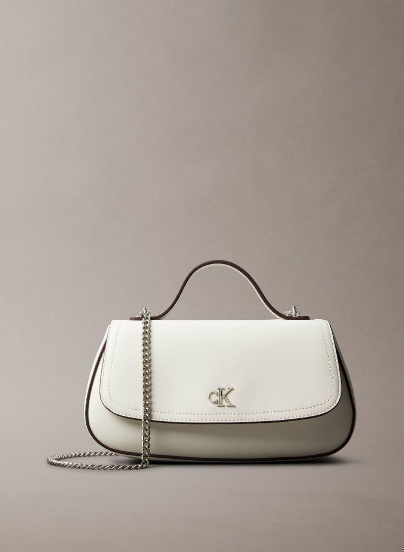 كالفن كلاين حقيبة توت بشعار معدني - Image 1