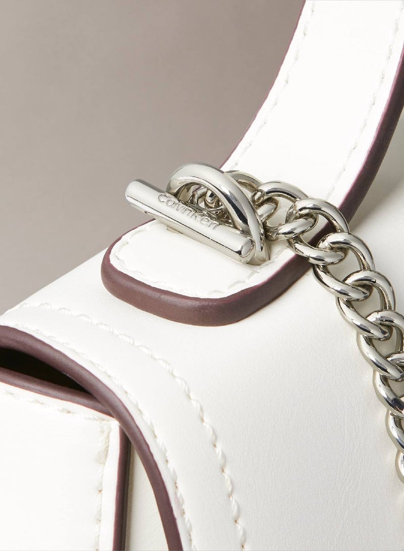 كالفن كلاين حقيبة توت بشعار معدني - Image 4