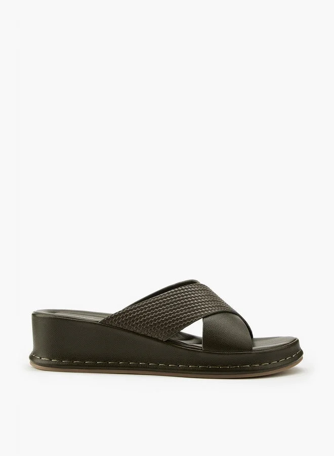 فلورا بيلا من شو إكسبرس صنادل سهلة الارتداء بتصميم متقاطع وملمس مميز