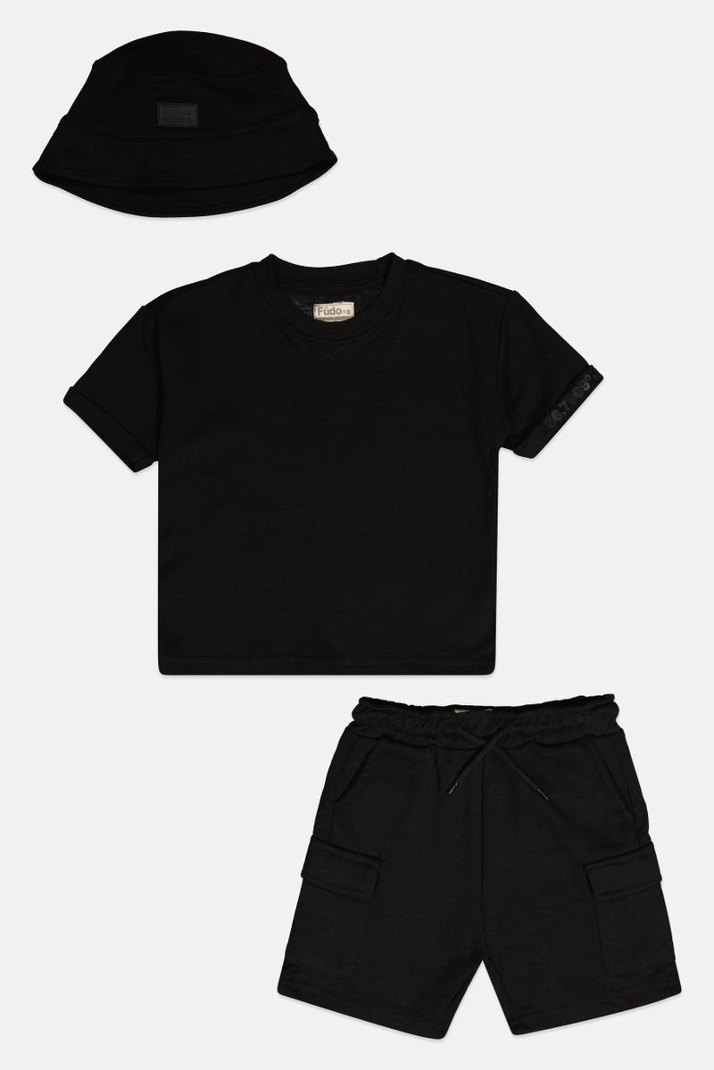 Fudo طقم تي شيرت وسروال قصير للأطفال الأولاد 3 قطع بشعار العلامة التجارية مع قبعة دلو، أسود - Image 2