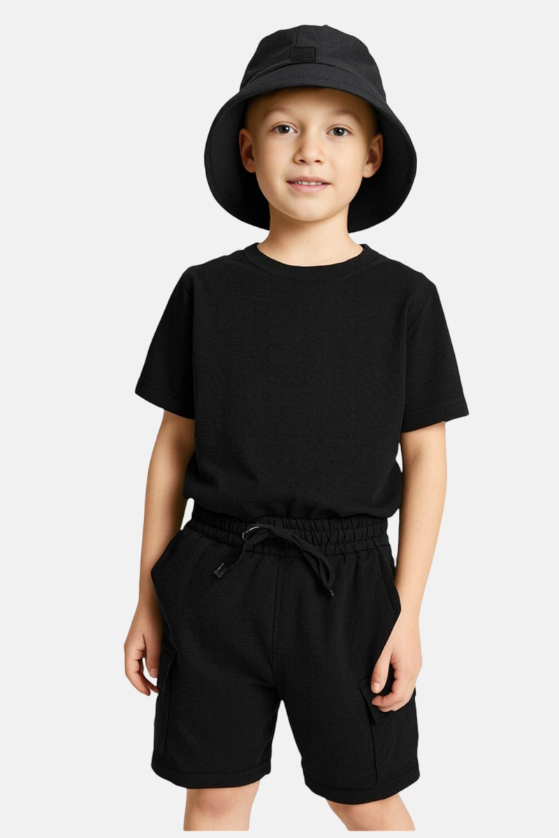 Fudo طقم تي شيرت وسروال قصير للأطفال الأولاد 3 قطع بشعار العلامة التجارية مع قبعة دلو، أسود - Image 1