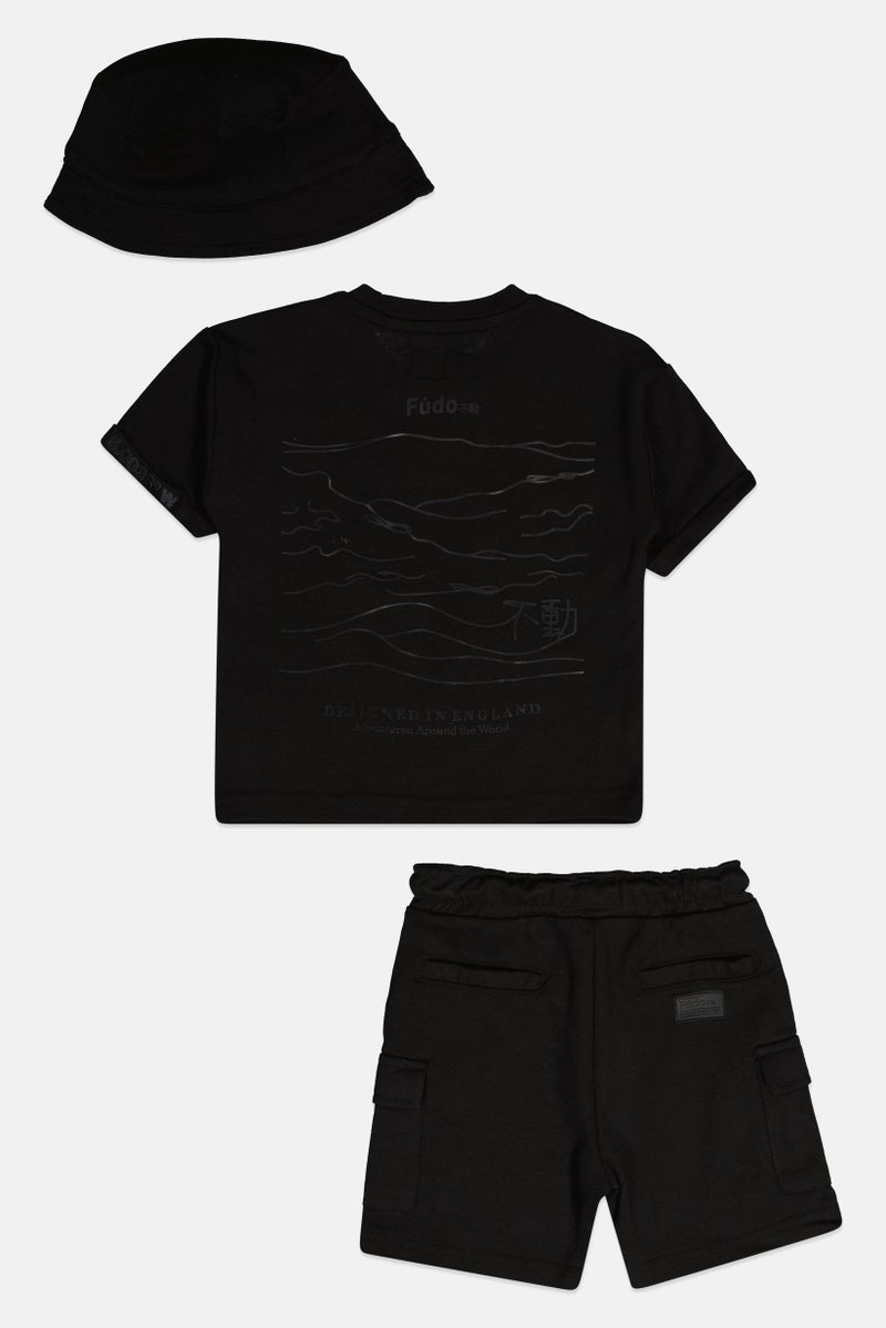 Fudo طقم تي شيرت وسروال قصير للأطفال الأولاد 3 قطع بشعار العلامة التجارية مع قبعة دلو، أسود - Image 3