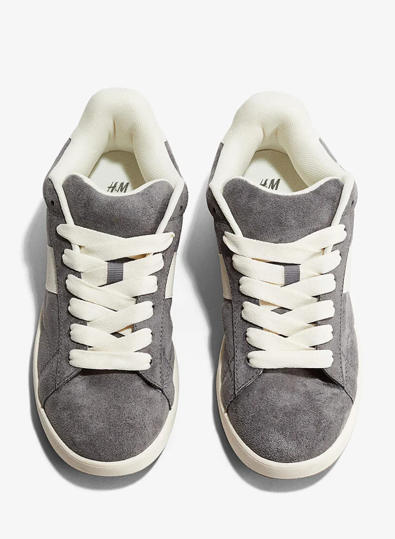 اتش اند ام حذاء رياضي