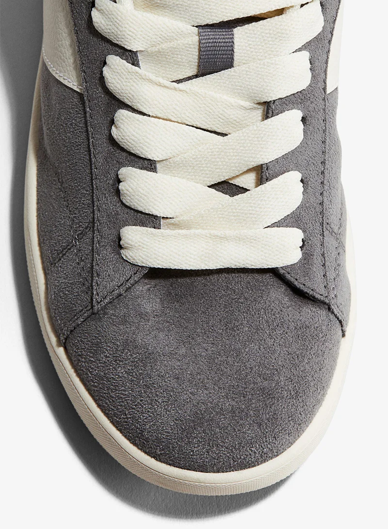 اتش اند ام حذاء رياضي