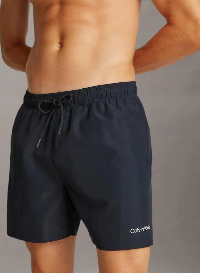 كالفن كلاين طقم شورتات سباحة برباط متوسطة الطول من قطعتين