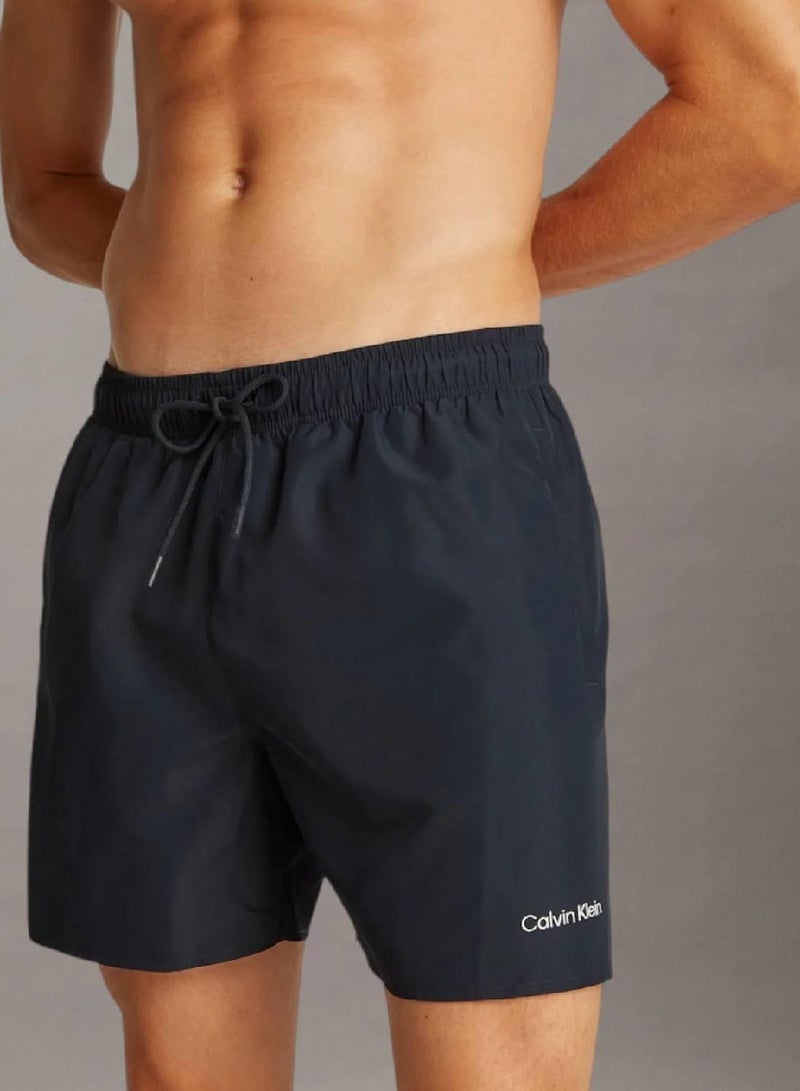 كالفن كلاين طقم شورتات سباحة برباط متوسطة الطول من قطعتين - Image 3
