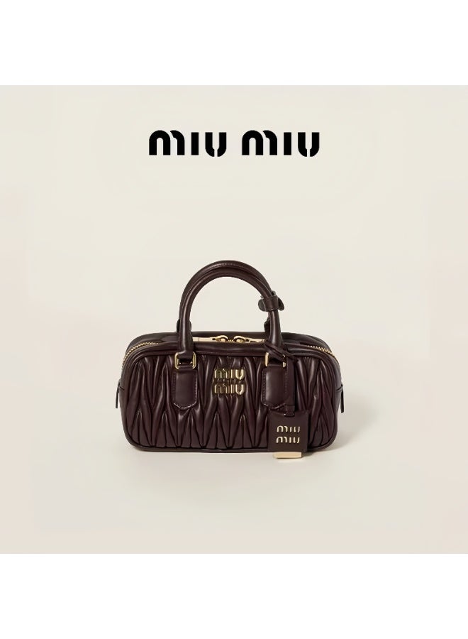 حقيبة MiuMiu النسائية أركادي الصغيرة من الجلد بحمالة علوية وحمالة كروس بودي لون قهوة ... - Image 1