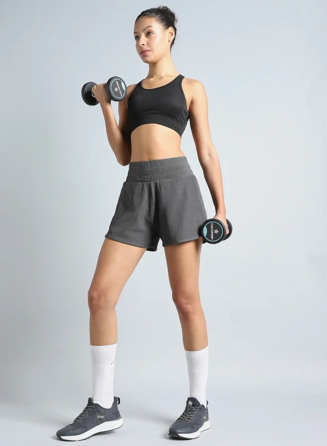 كالت شورت تدريب نسائي نحتي بلون رمادي داكن