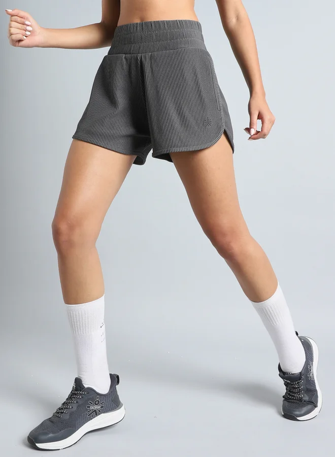 كالت شورت تدريب نسائي نحتي بلون رمادي داكن