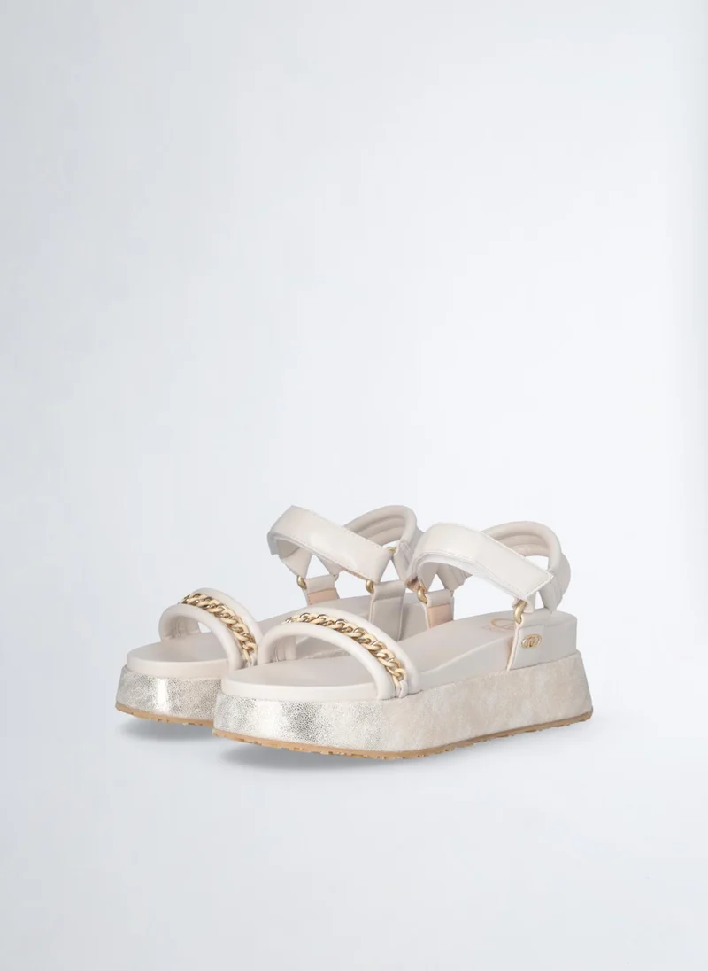 ليو جو صندل بكعب سميك بتفاصيل سلسلة